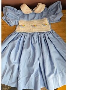 Vintage Fleur de Lis Girls Blue Smocked Floral Basket Dress Peter Pan Collar